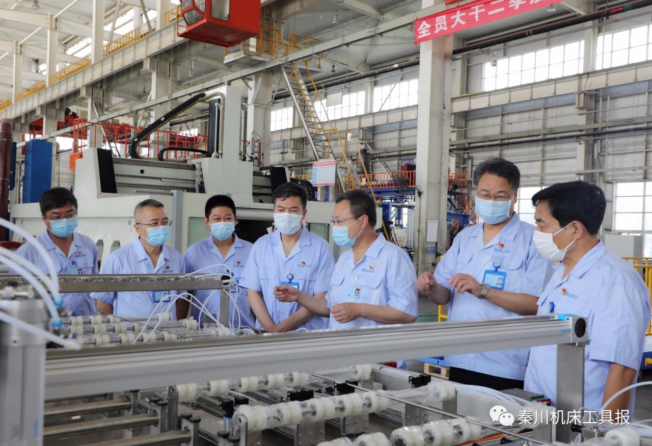 嚴鑒鉑董事長深入集團本部生產一線調研指導工作