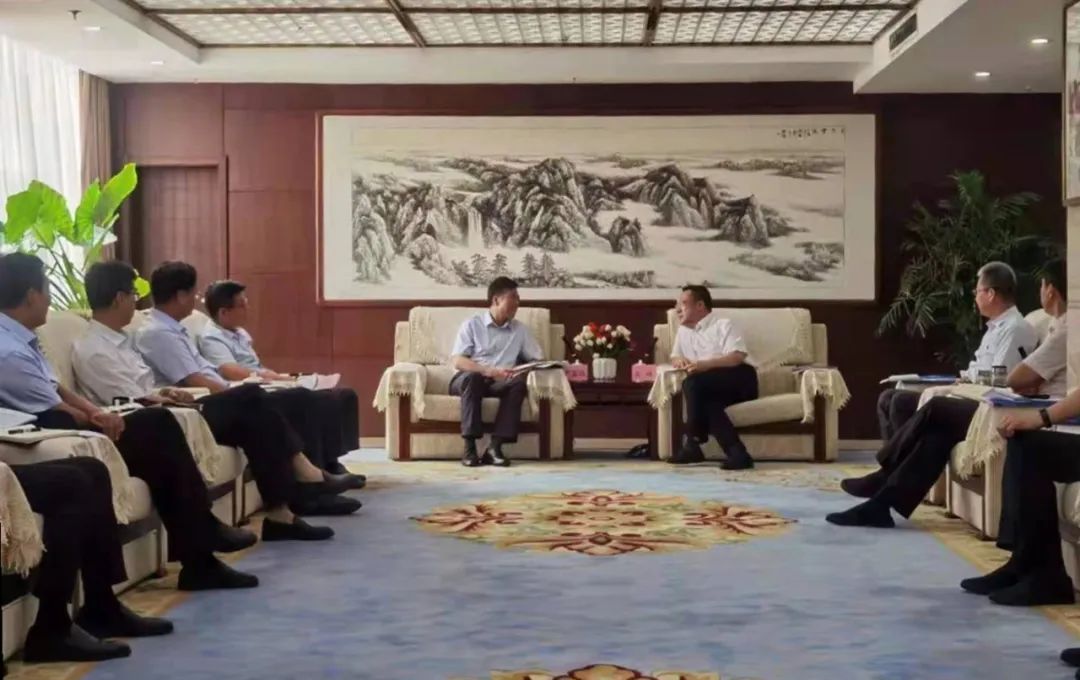 渭南市委、市政府領(lǐng)導(dǎo)會(huì)見嚴(yán)鑒鉑董事長