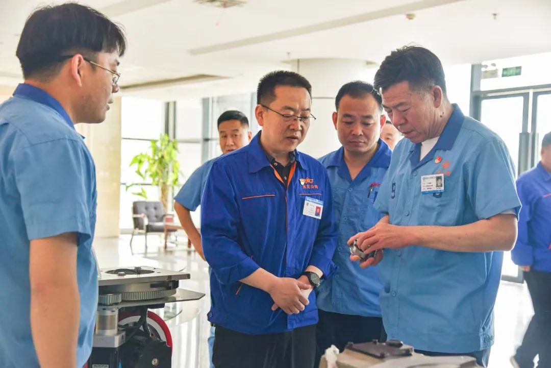 嚴鑒鉑深入沃克齒輪調(diào)研指導工作